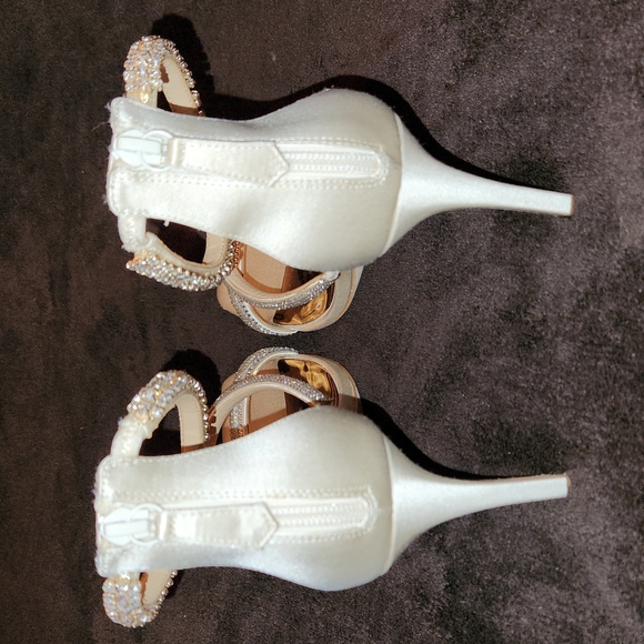 Badgley Mischka Ivory Satin Heels - Picture 5 of 13